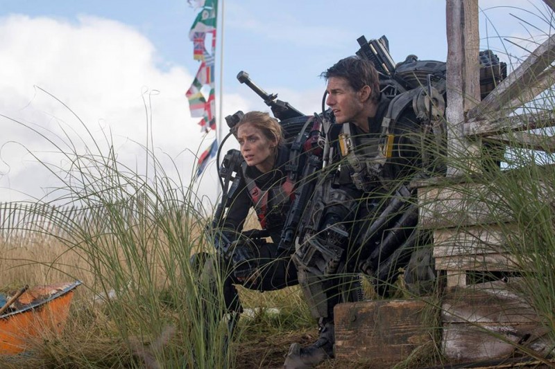 Edge of Tomorrow - Senza domani: Tom Cruise ed Emily Blunt in una scena action del film