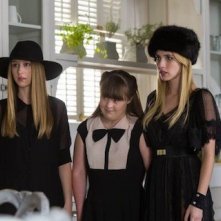 Emma Roberts, Taissa Farmiga e Jamie Brewer in Head, della terza stagione di American Horror Story