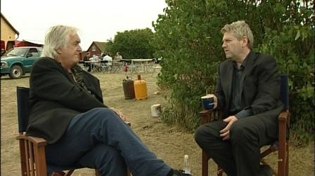 Henning Mankell a colloquio con Kenneth Branagh sul set de Il commissario Wallander