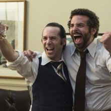 American Hustle: Alessandro Nivola e Bradley Cooper in una scena