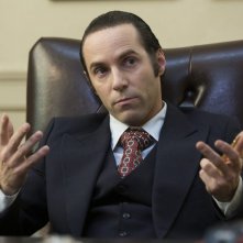 American Hustle: Alessandro Nivola in una scena