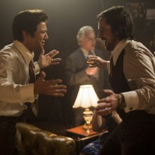 American Hustle: Christian Bale e Jeremy Renner in una scena del film