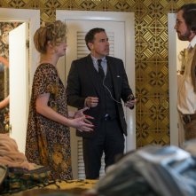 American Hustle: Jennifer Lawrence e Christian Bale con David O. Russell sul set