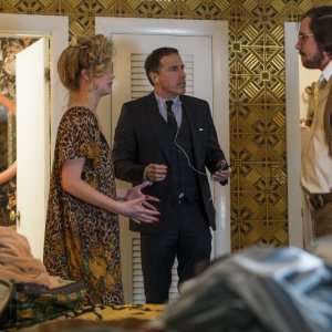 American Hustle: Jennifer Lawrence e Christian Bale con David O. Russell sul set