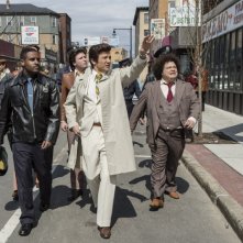 American Hustle: Jeremy Renner (al centro) in una scena del film