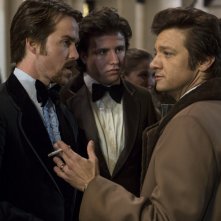American Hustle: Jeremy Renner in una scena del film