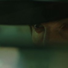 Dallas Buyers Club: lo sguardo di Matthew McConaughey in una scena del film