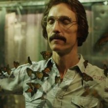 Dallas Buyers Club: Matthew McConaughey ricoperto di farfalle in una suggestiva scena del film