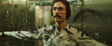 Dallas Buyers Club: Matthew McConaughey ricoperto di farfalle in una suggestiva scena del film