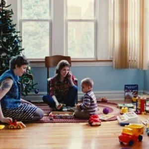 Happy Christmas: Anna Kendrick e Lena Dunham in una scena del film