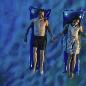 Life After Beth: Dane Dehaan e Aubrey Plaza in piscina