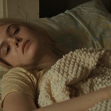 Low Down: Elle Fanning sotto le coperte