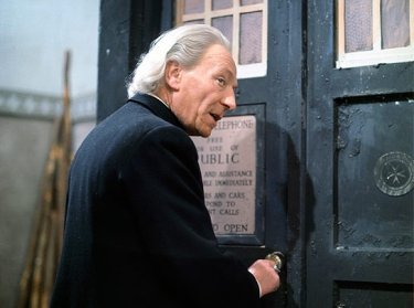 Doctor Who: il primo Dottore William Hartnell in una scena