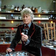 Doctor Who: il terzo Dottore Jon Pertwee in una scena