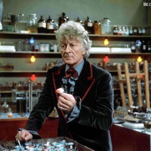 Doctor Who: il terzo Dottore Jon Pertwee in una scena