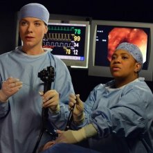 Grey's Anatomy: Chandra Wilson e Tessa Ferrer in una scena dell'episodio Get Up, Stand Up