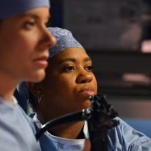 Grey's Anatomy: Chandra Wilson e Tessa Ferrer nell'episodio Get Up, Stand Up