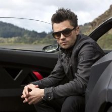 Need for Speed: Dominic Cooper seduto nella sua auto
