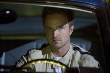 Need for Speed: un intenso primo piano di Aaron Paul dietro il volante