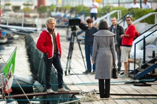 Un posto al sole coi fiocchi: Nina Soldano (di spalle) sul set tv movie celebrativo