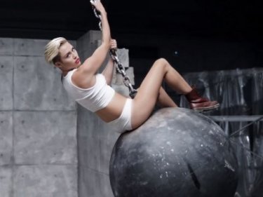 Miley Cyrus nel videoclip Wrecking Ball