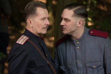 Child 44: Tom Hardy guarda con fare minaccioso Gary Oldman