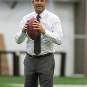 Draft Day: Kevin Costner sta per lanciare il pallone da football