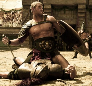 Hercules: La leggenda ha inizio, Kellan Lutz vittorioso sopra il cadavere del nemico