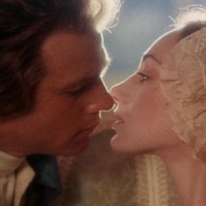Ryan O'Neal bacia Marisa Berenson in una sequenza di Barry Lyndon (1975)