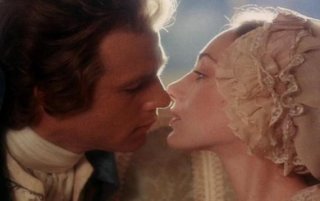 Ryan O'Neal bacia Marisa Berenson in una sequenza di Barry Lyndon (1975)