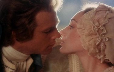 Ryan O'Neal bacia Marisa Berenson in una sequenza di Barry Lyndon (1975)