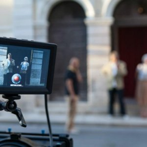 Sul set di Sdramma da sx Salvatore Scarico, Gianni Ciardo e Serena Fortebraccio