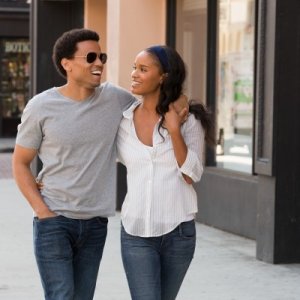About Last Night: Michael Ealy e Joy Bryant passeggiano abbracciati