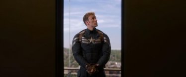 Captain America: The Winter Soldier: Chris Evans si guarda intorno