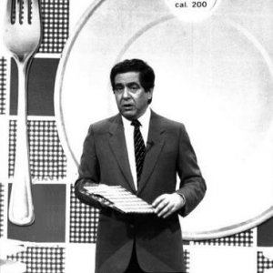 Corrado durante uno dei suoi show più famosi: Il pranzo è servito