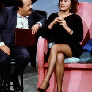 Costanzo ascolta Lory Del Santo durante una puntata del Maurizio Costanzo Show