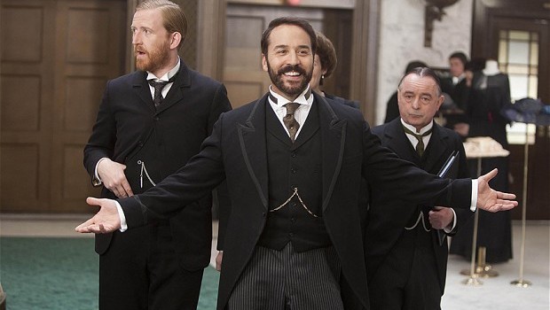 Jeremy Piven in una scena di Mr. Selfridge