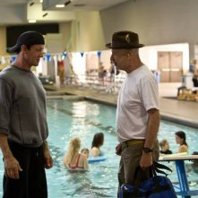 Il Grande Match: Alan Arkin in piscina con Sylvester Stallone in una scena