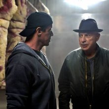 Il Grande Match: Sylvester Stallone in una scena del film parla con Alan Arkin