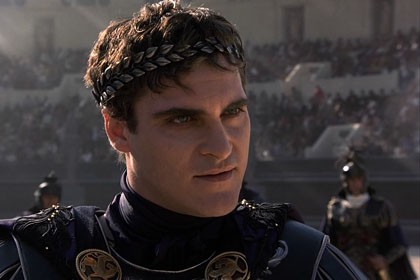 Joaquin Phoenix è lo psicotico imperatore Commodo ne Il gladiatore