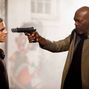 Kite: Samuel L. Jackson minaccia con una pistola Callan McAuliffe