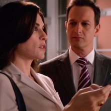The Good Wife: Julianna Margulies e Josh Charles in una scena dell'episodio Goliath and David