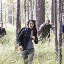 Angry Games - La ragazza con l'uccello di fuoco: Maiara Walsh in fuga in una scena del film