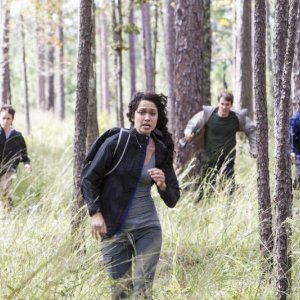 Angry Games - La ragazza con l'uccello di fuoco: Maiara Walsh in fuga in una scena del film