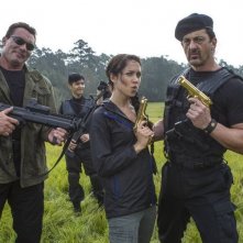 Angry Games - La ragazza con l'uccello di fuoco: Maiara Walsh in una foto promozionale con Joseph Aviel (Schwarzenegger) e Jade Roberts (Stallone)