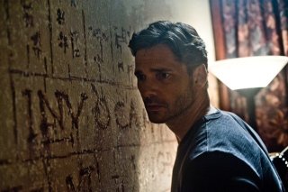 Deliver Us From Evil: un preoccupato primo piano di Eric Bana