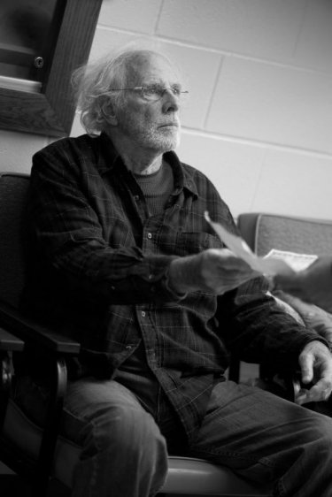 Nebraska: Bruce Dern in una scena del film