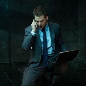 Jack Ryan - L'iniziazione: Chris Pine con in mano il laptop