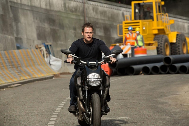 Jack Ryan: Shadow Recruit - Chris Pine in motocicletta