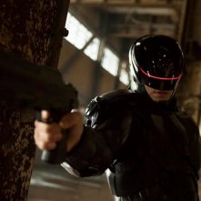 Robocop: Joel Kinnaman nei panni di Robocop in una scena del film